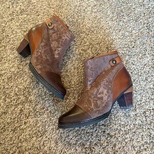 L'Atiste Socute metallic boots in Brown/Taupe